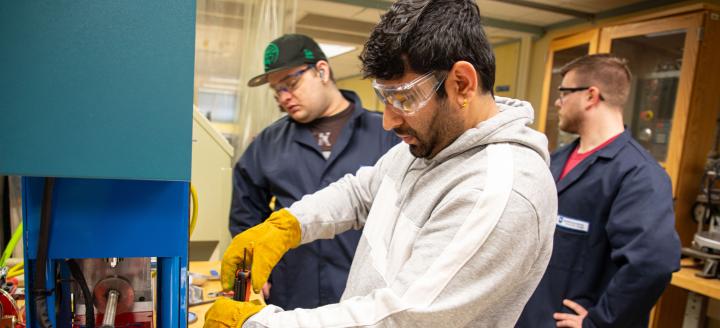 Students working in a Manufacturing lab